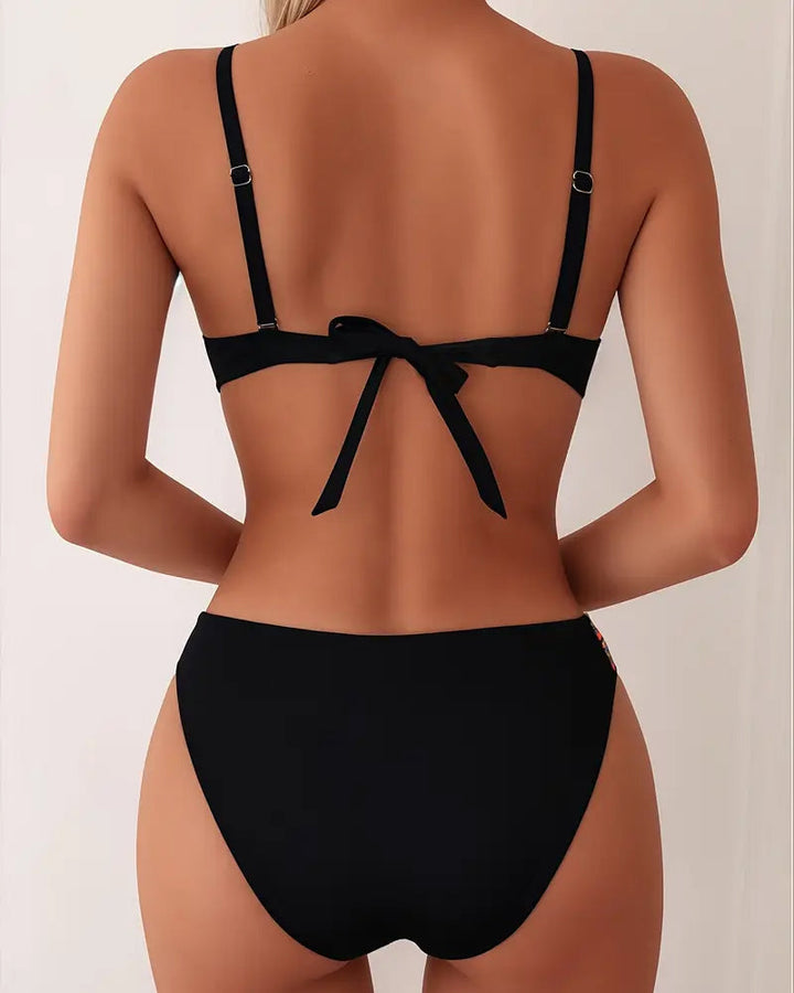 Rückenfreies Damen Bikini-Set, perfekt für Pool & Urlaub. Moderner Zweiteiler mit figurbetonendem Schnitt.
