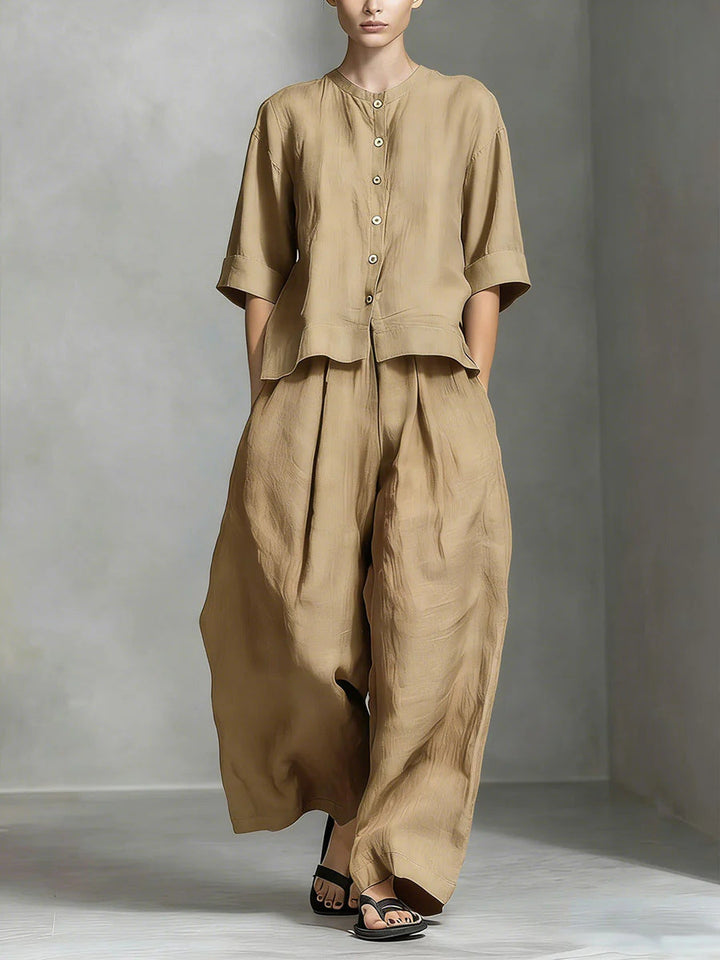 Hellblauer Damen Zweiteiler. Locker sitzendes Bluse & Damenhose Set, ideal als elegantes Reiseoutfit.
