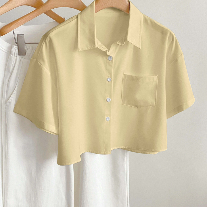 Trendsetzende Cropped Damenbluse, kurzärmlig, für einen modernen Sommer-Look.