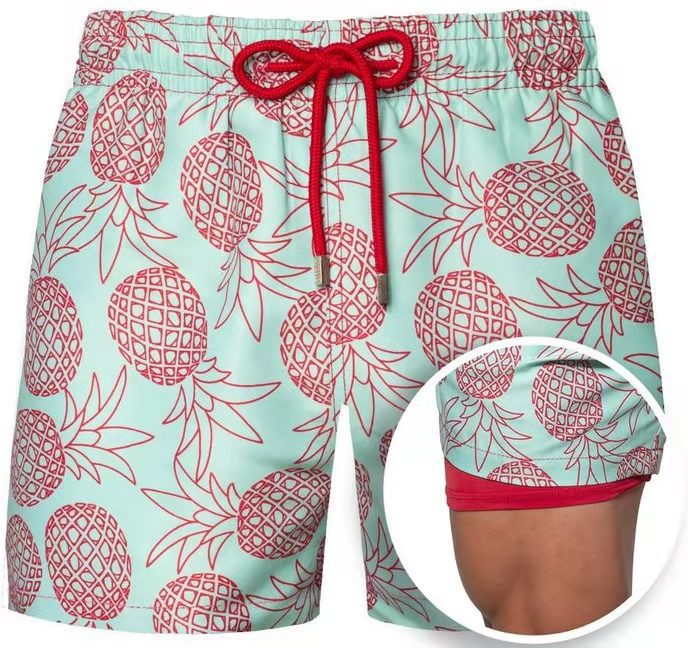 Sportliche doppellagige Herrenshorts, atmungsaktiv & flexibel für aktive Sommerfreizeit.