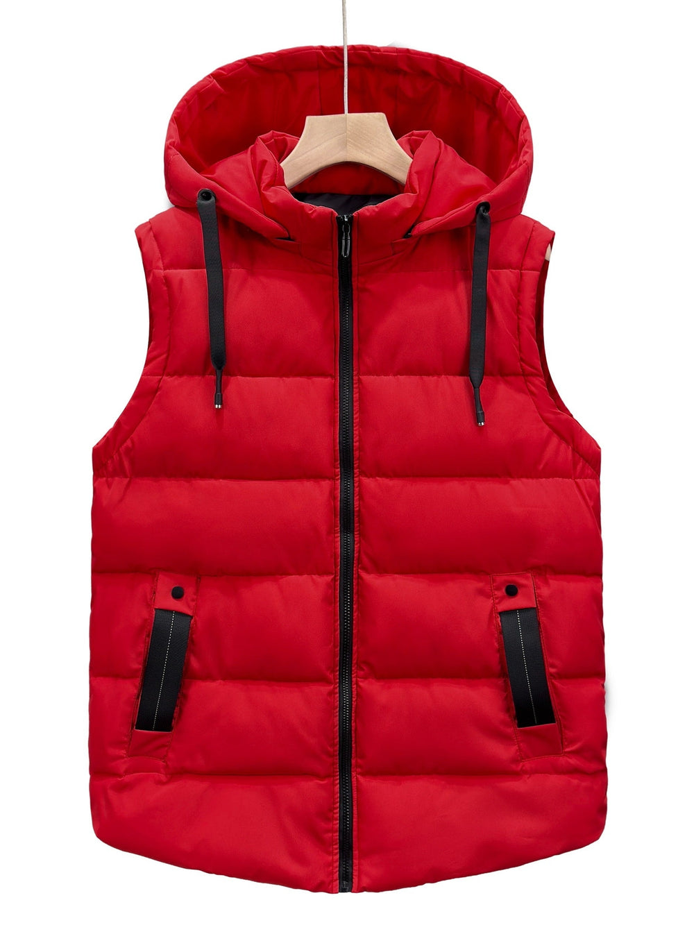 Schwarze Herren Steppweste mit Kapuze, ärmellos und gepolstert. Ideal für Herbst & Winter.