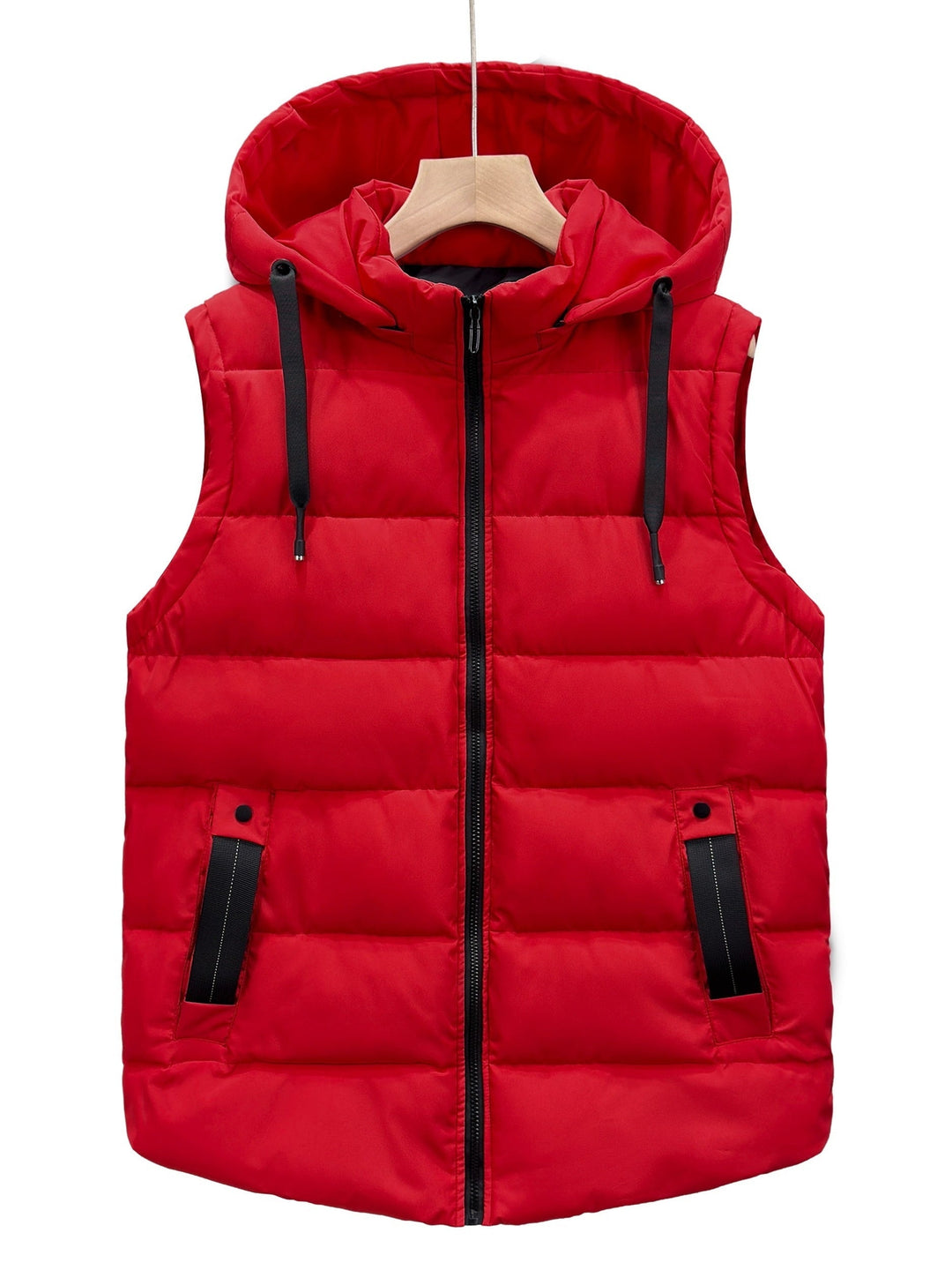 Schwarze Herren Steppweste mit Kapuze, ärmellos und gepolstert. Ideal für Herbst & Winter.
