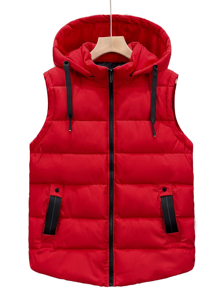 Schwarze Herren Steppweste mit Kapuze, ärmellos und gepolstert. Ideal für Herbst & Winter.