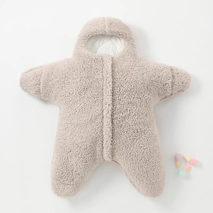 Kuscheliger Baby Schlafanzug mit Seestern-Motiv. Perfekt als Nachtwäsche für Neugeborene.