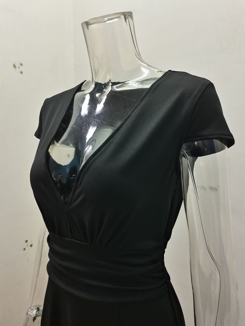 Langes, feminines Sommerkleid für Damen mit tiefem V-Ausschnitt & seitlichem Schlitz für eine elegante Ausstrahlung.