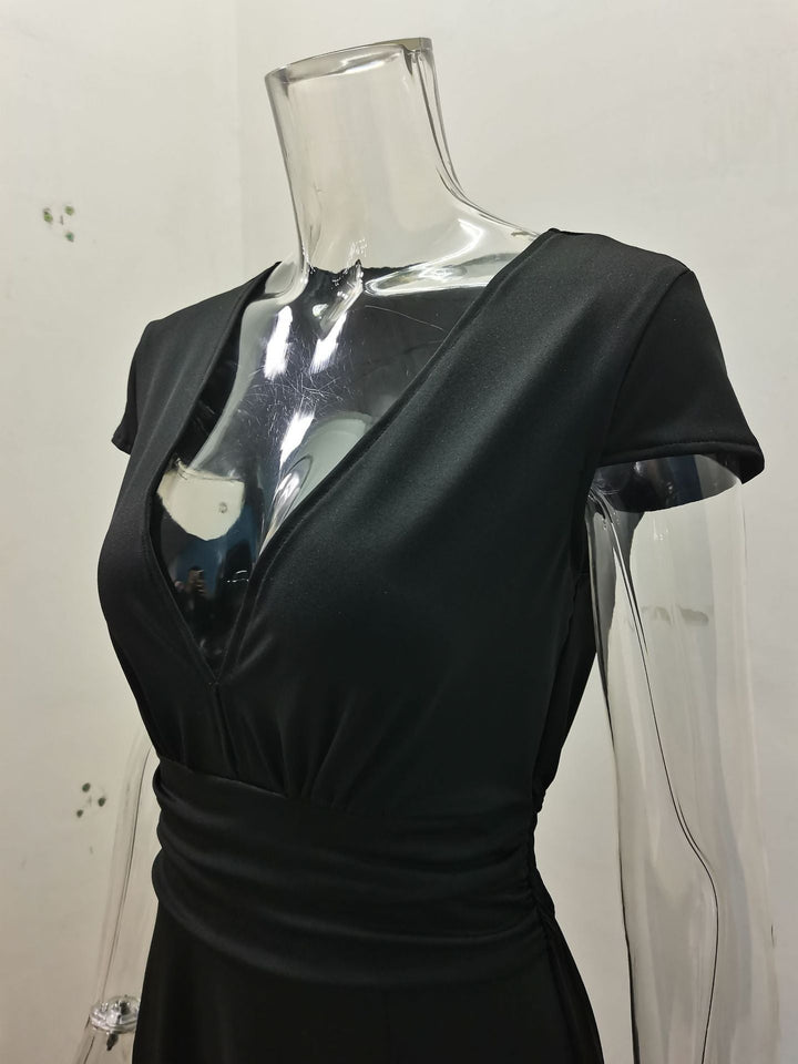 Langes, feminines Sommerkleid für Damen mit tiefem V-Ausschnitt & seitlichem Schlitz für eine elegante Ausstrahlung.