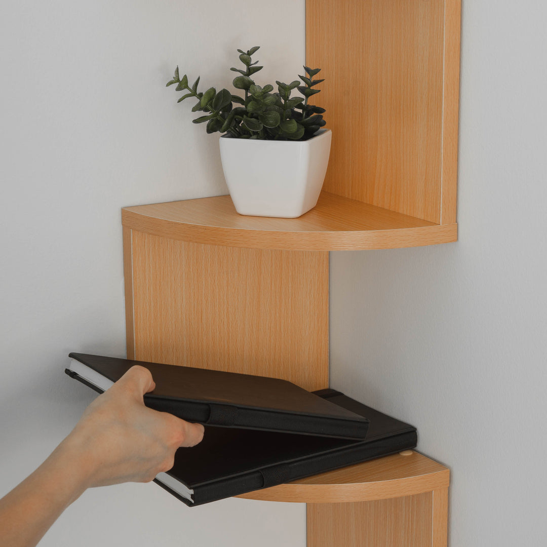 Stilvolles Eckregal im Zickzack-Look zur Präsentation von Pflanzen, Büchern und Sammlerstücken.