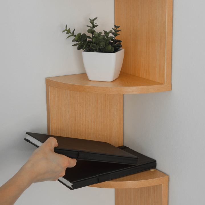 Stilvolles Eckregal im Zickzack-Look zur Präsentation von Pflanzen, Büchern und Sammlerstücken.