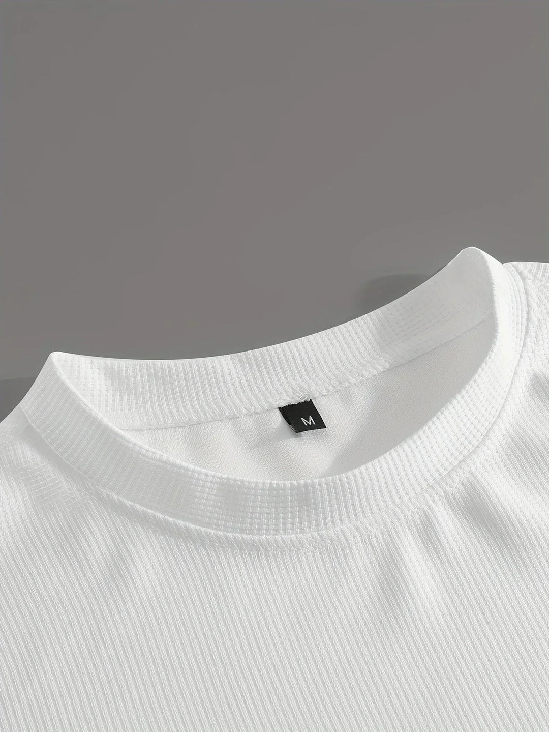 Leichtes Herren Sportbekleidungs-Set: Atmungsaktives T-Shirt & Shorts für maximalen Komfort.