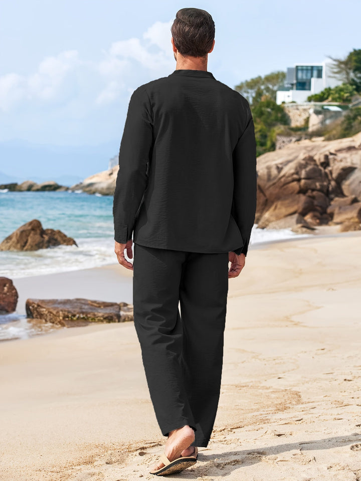Modell trägt elegantes Herren Leinen Sommer Zweiteiler Set Milo, ideal für entspannte Urlaubstage am Strand.