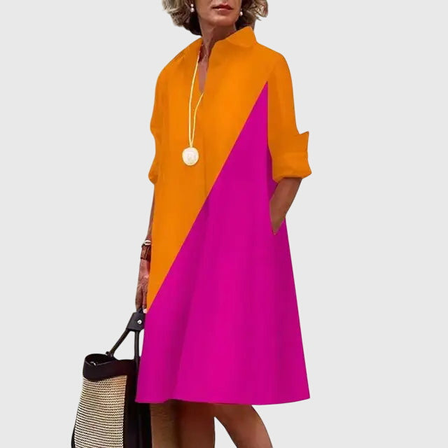 Das Damenkleid, Relaxed Fit mit Taschen, hängt ordentlich und zeigt den Fall des Stoffes.