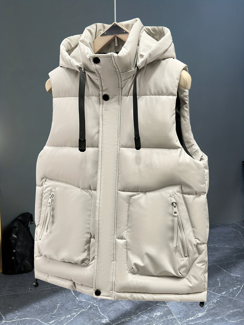 Schwarze Herren Steppweste mit Kapuze, ideal für Freizeit und Übergangswetter.