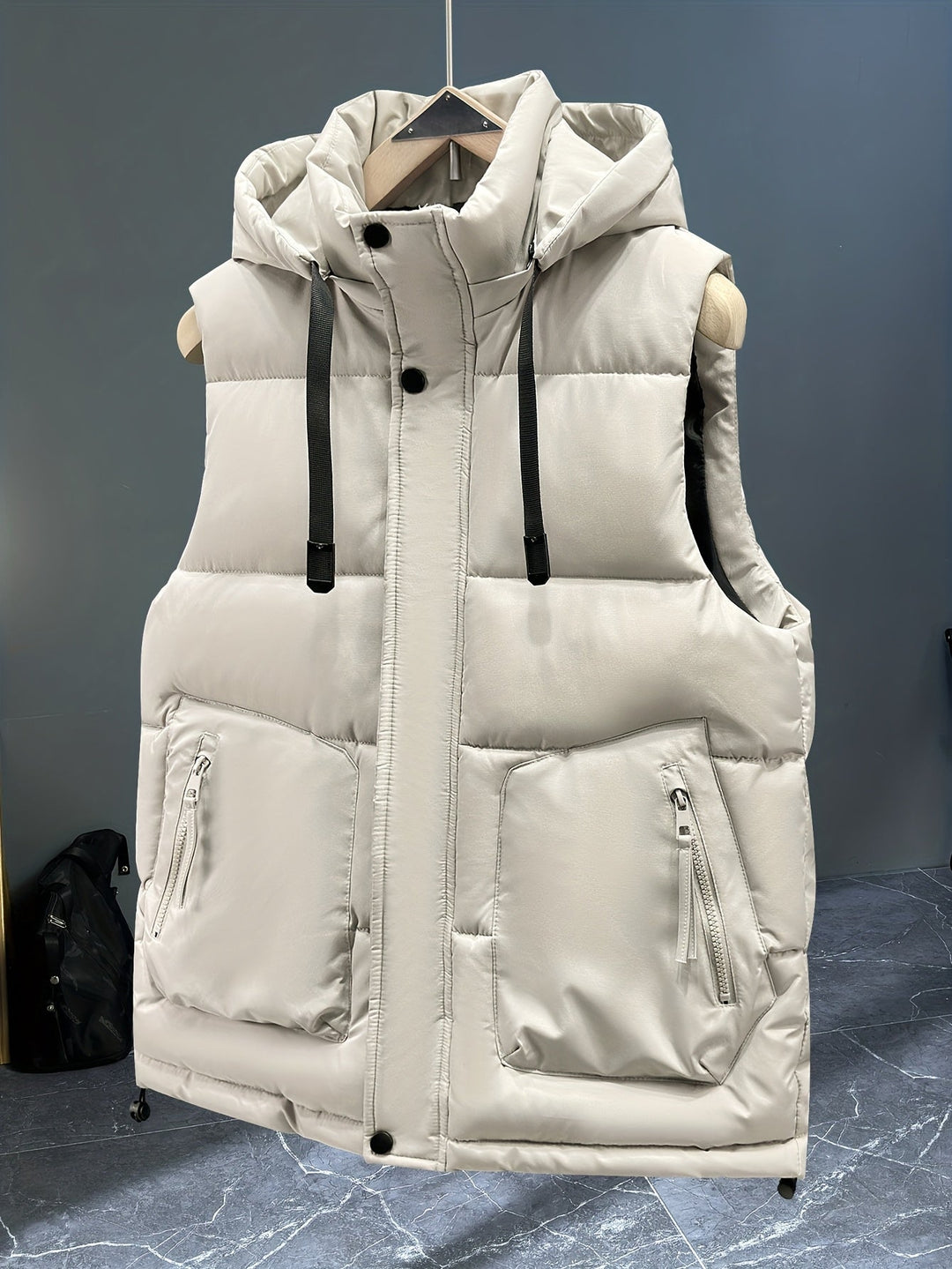 Schwarze Herren Steppweste mit Kapuze, ideal für Freizeit und Übergangswetter.
