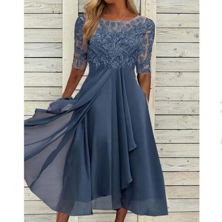 Stilvolles Newberlin-Mode Spitzenkleid, florale Details, perfekt für besondere Anlässe.