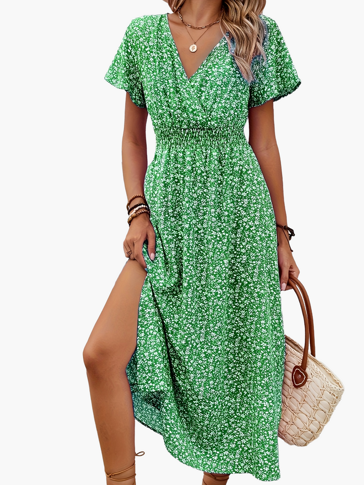 Farbenfrohes Damen Sommerkleid mit lebendigem Blumenmuster und seitlichem Schlitz.