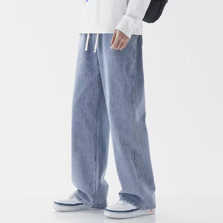 Seitenansicht der Herren Weitbeinhose, betont die weite Beinform und den modernen, bequemen Casual-Look.