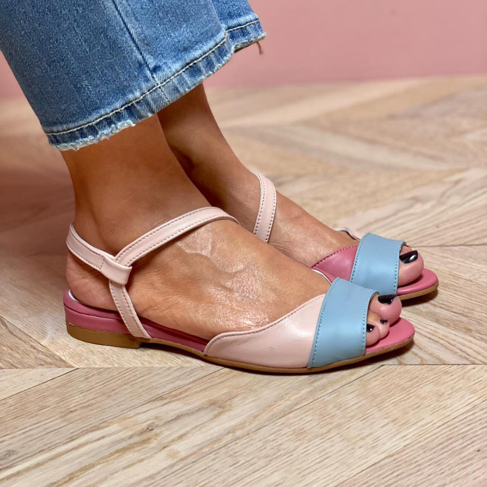 Pinke, flache Damensandalen mit asymmetrischen Riemen und offener Zehenpartie, ideal als bequemer Sommerschuh für fashionbewusste Frauen.