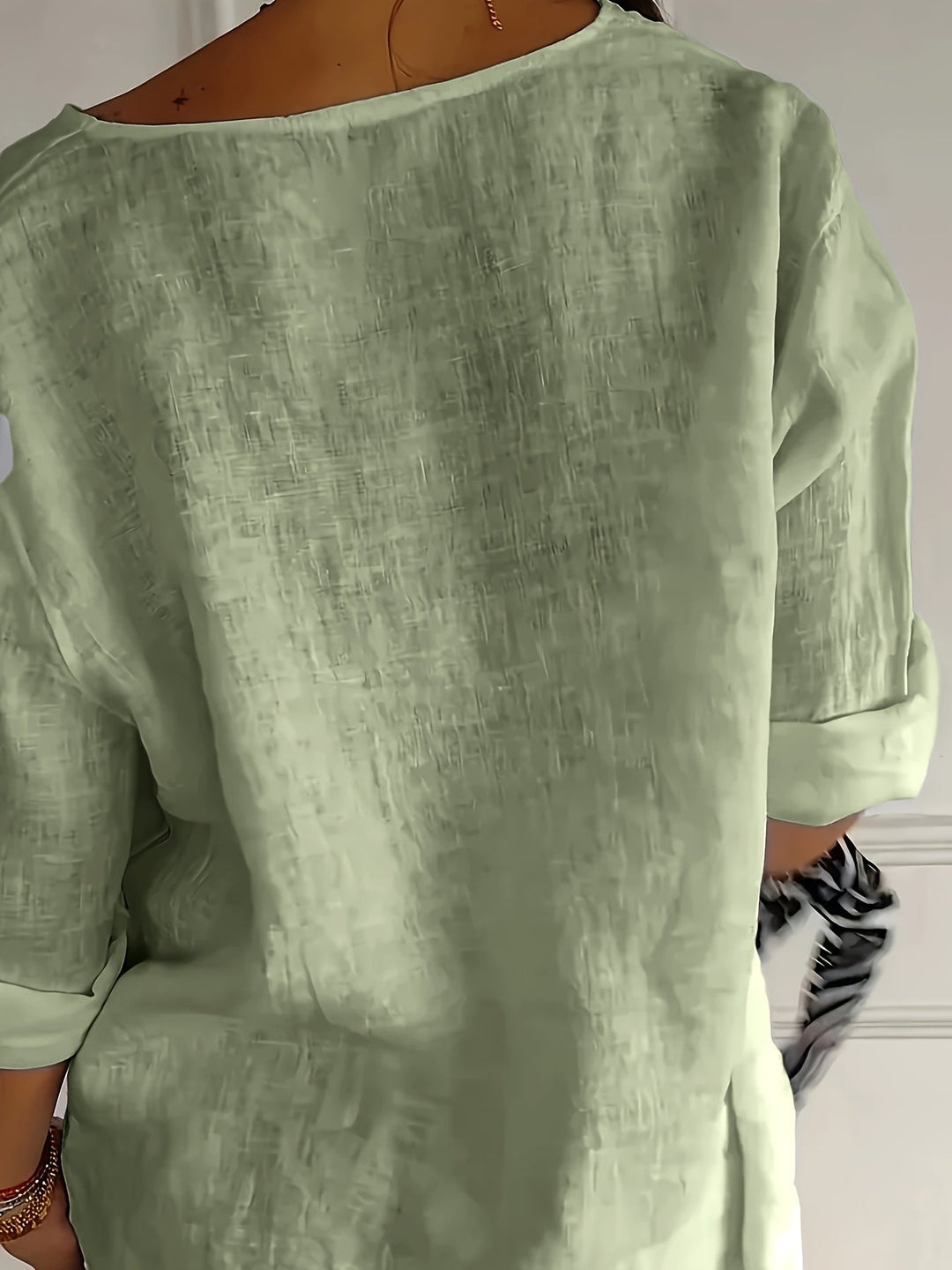 Apricotfarbenes Damen Oberteil mit 3/4-Ärmeln, Knopfleiste; casual Eleganz für jede Gelegenheit.