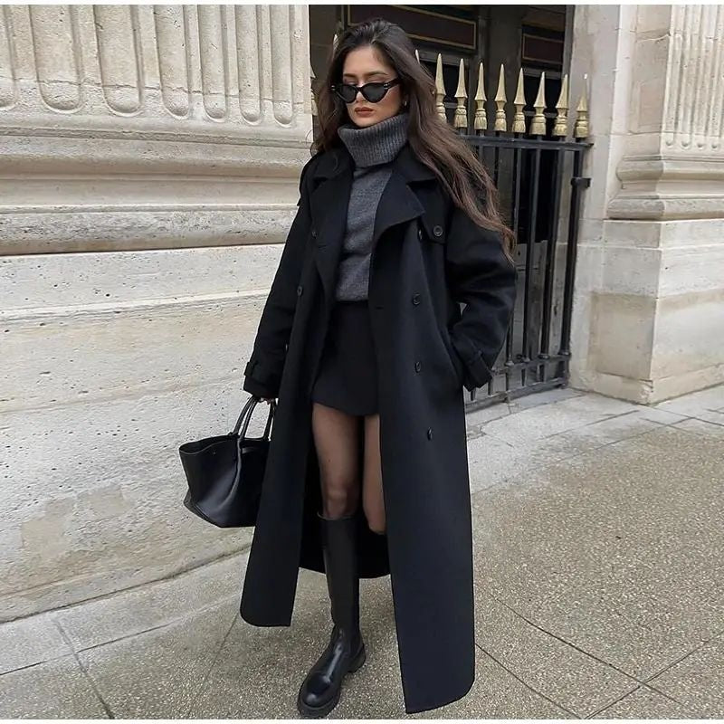 Moderner langer Damen-Mantel, elegant und bequem, ideale Oberbekleidung für stilvolle Winter-Outfits.