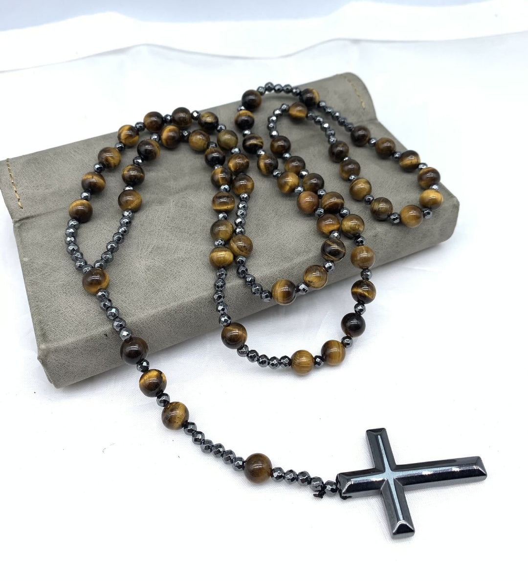 Spirituelle Herren-Halskette: Kreuz-Rosenkranz mit Edelsteinen, Statement-Look für Männer.