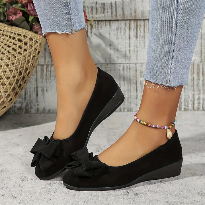 Weiße Damen Ballerinas, leichte Sommerschuhe mit flexiblem Design und Komfort.