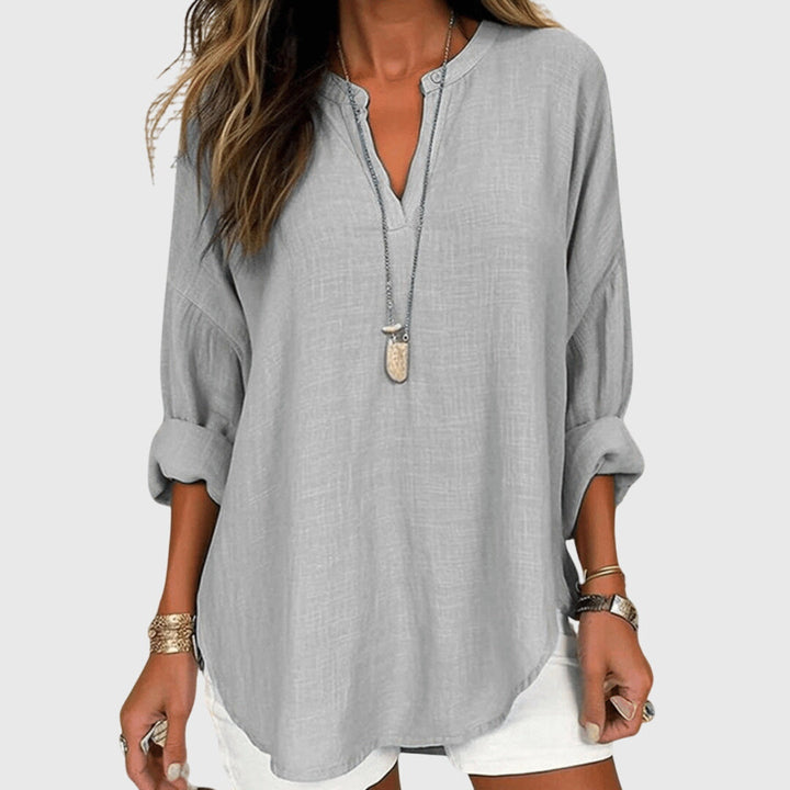 Leichte Damenbluse mit V-Ausschnitt, lockere Passform, perfekt als Blusenshirt für den Sommer.