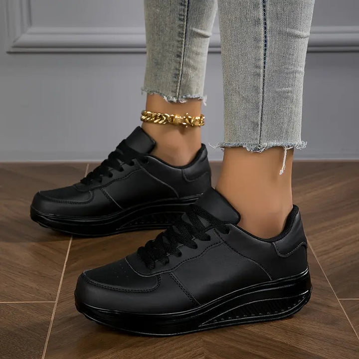 Detailansicht der rutschfesten Sohle und des atmungsaktiven Materials der bequemen orthopädischen Damen Sneaker.