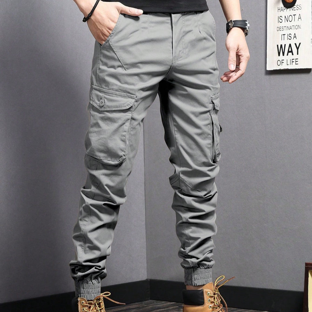 Herren Cargohose mit Kordelzug, vielen Taschen und geradem Schnitt für Herren – robust & alltagstauglich.