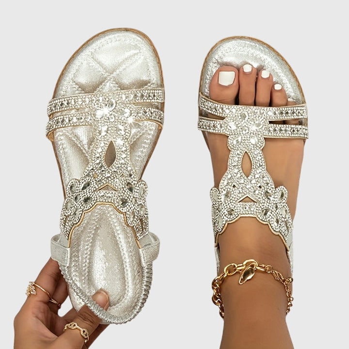 Sommerliche himmelblaue Flachsandalen für Damen mit Fersenriemen & weichem Fußbett.