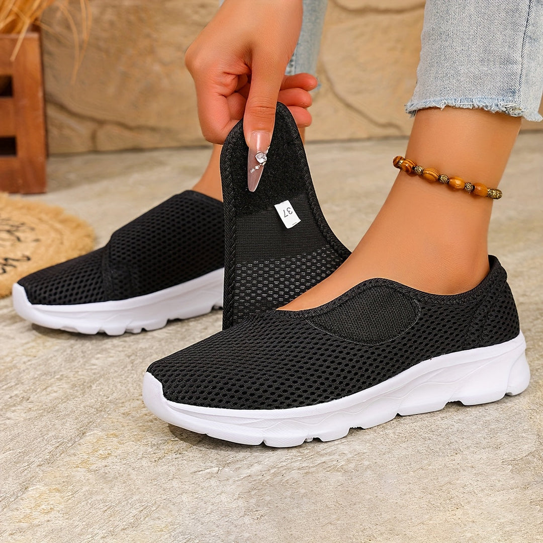 Rutschfeste Damen Slip-On Sneaker in Schwarz, leicht anzuziehen, ideal für den Alltag.