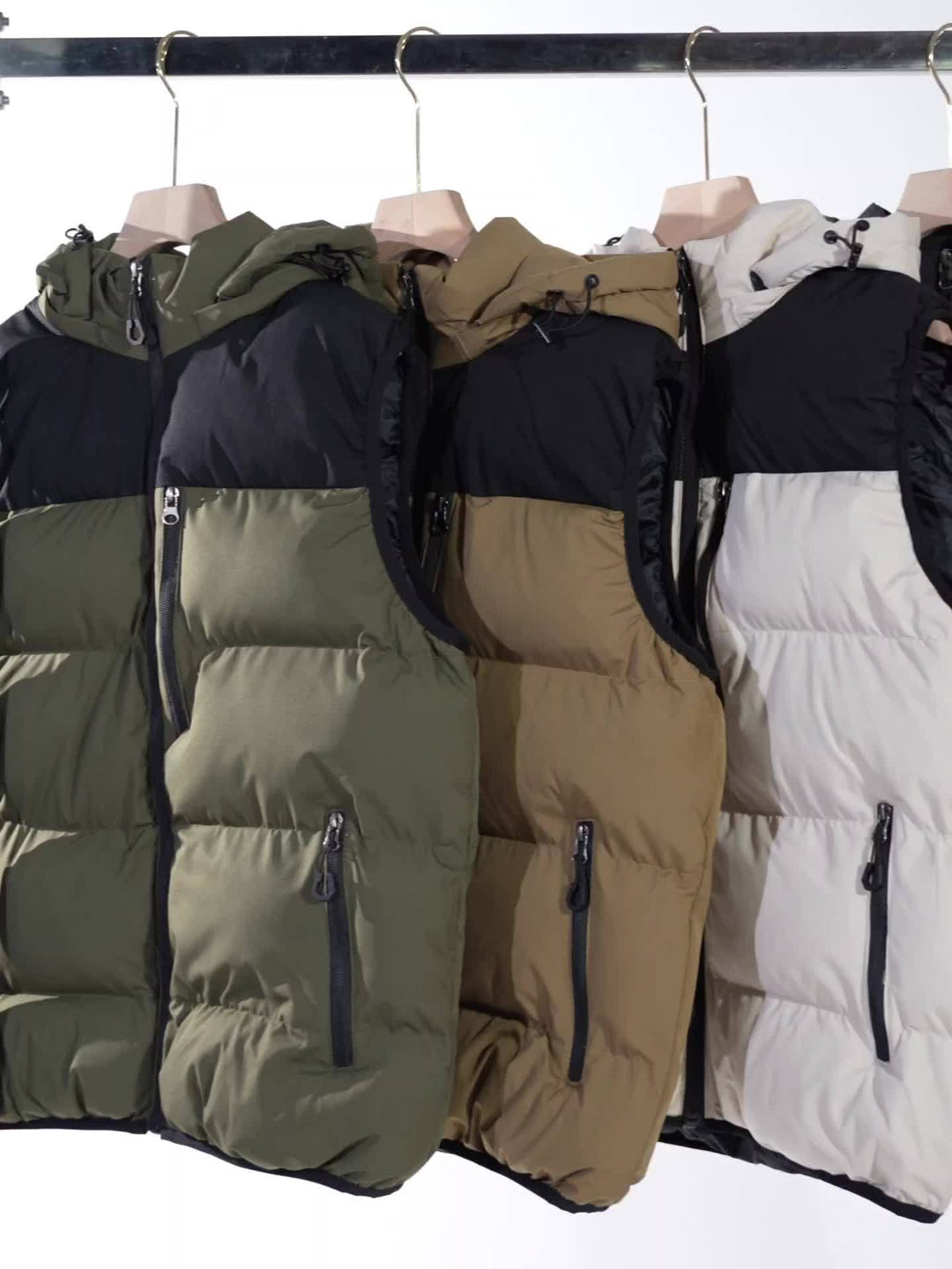 Gesteppte Herren-Weste mit Kapuze, zweifarbig und wetterfest. Stylische Ergänzung zur Outdoor-Bekleidung.