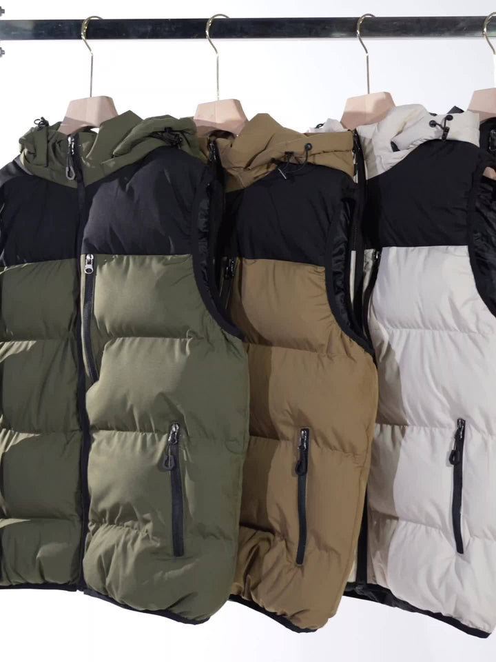 Gesteppte Herren-Weste mit Kapuze, zweifarbig und wetterfest. Stylische Ergänzung zur Outdoor-Bekleidung.