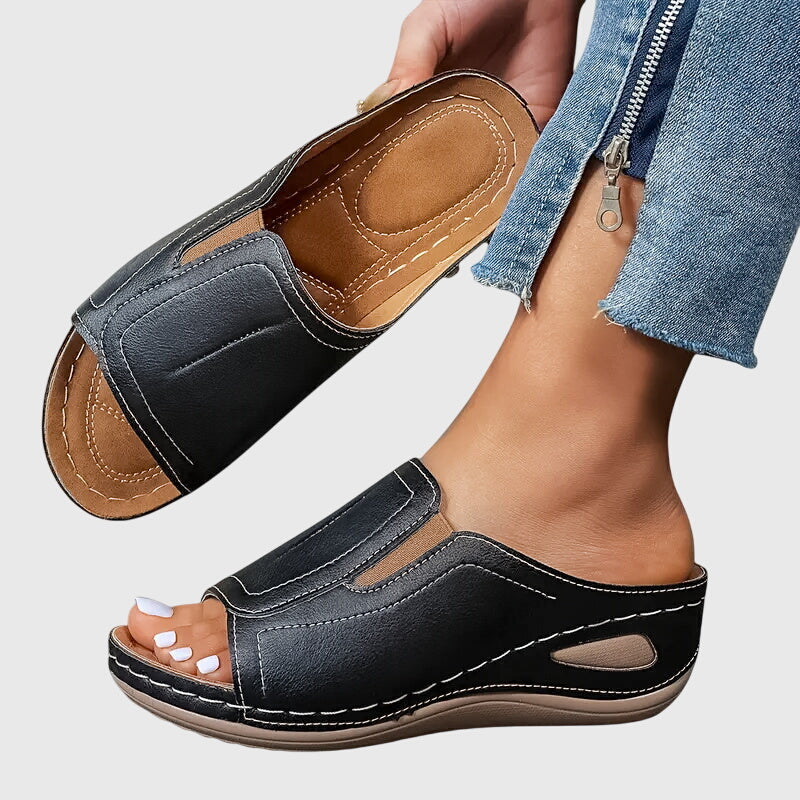 Bequeme Damen Flache Sandalen Aretha mit rutschfester Sohle. Perfekt für langanhaltenden Sommerkomfort.