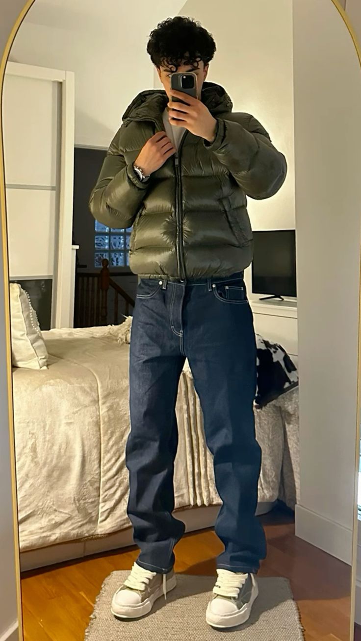 Nahaufnahme der gesteppten Textur einer warmen Herren Winterjacke mit schützender Kapuze.