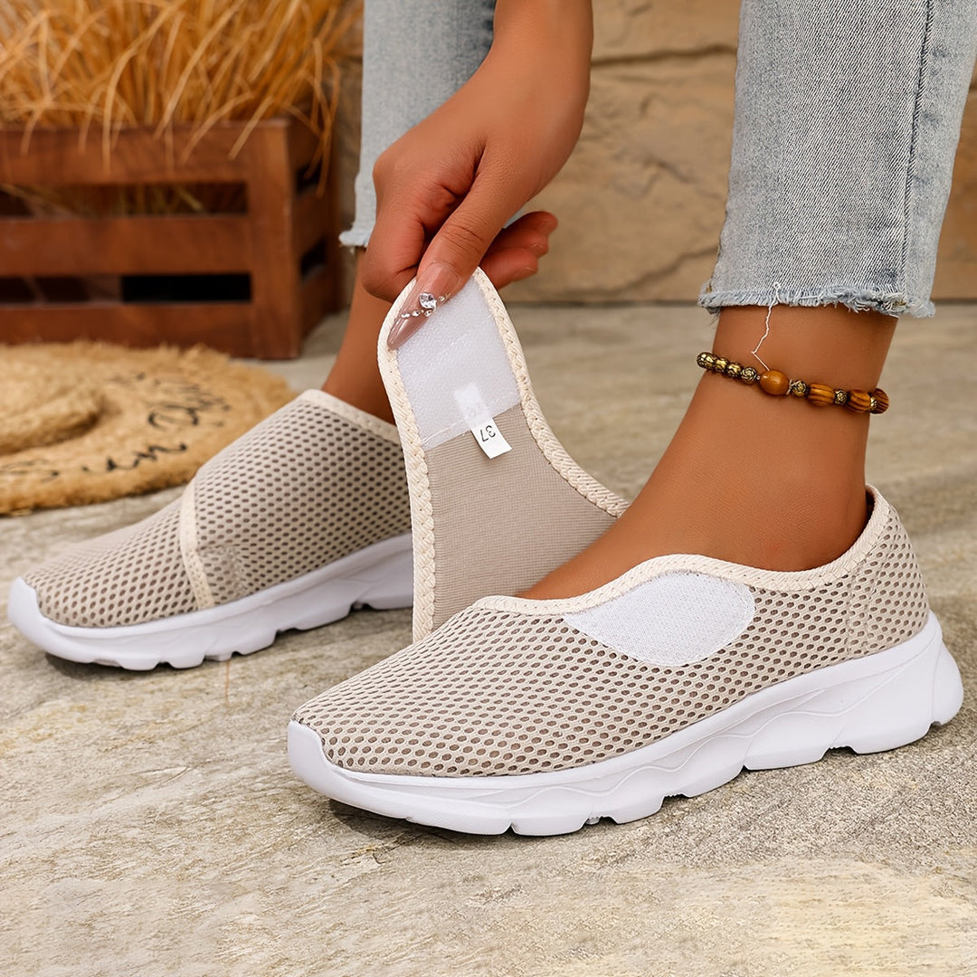 Vielseitige beige Slip-On Damenschuhe, rutschfest und bequem, ideal für den Sommer.