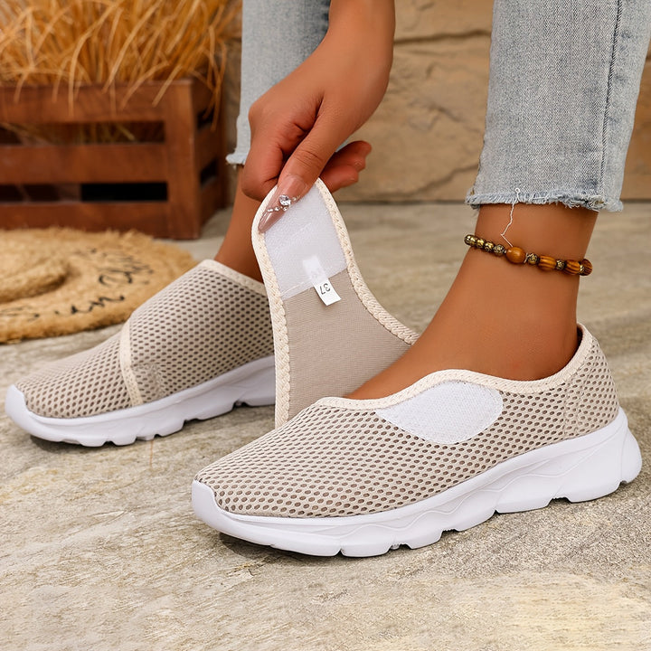 Vielseitige beige Slip-On Damenschuhe, rutschfest und bequem, ideal für den Sommer.