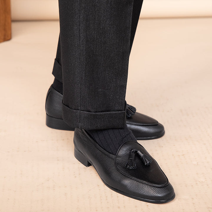 Zeitlos elegante Herren Tassel Loafer, schwarze Slip-On Business-Schuhe für stilvolle Auftritte im Büro.