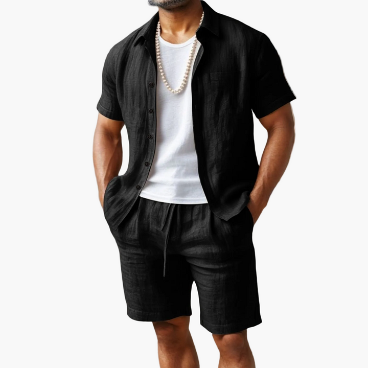 Nahaufnahme des atmungsaktiven Herren Leinen-Look Stoffes von Kurzarmhemd & Shorts.