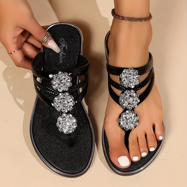 Nahaufnahme der funkelnden Kristallverzierung auf den eleganten Damen Glitzer Riemchensandalen.