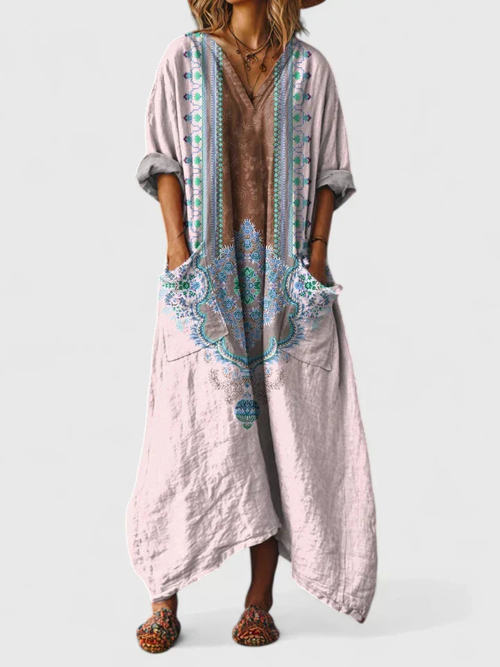 Detailansicht des gemusterten Boho Damenkleides mit V-Ausschnitt & dem leichten, atmungsaktiven Stoff.