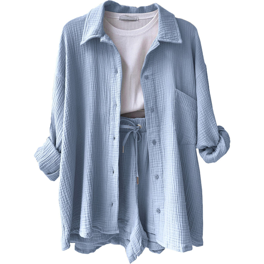 Stilvolles Damen Set: Crop-Top, Shorts und Hemd – die perfekte Kombination für warme Sommertage.