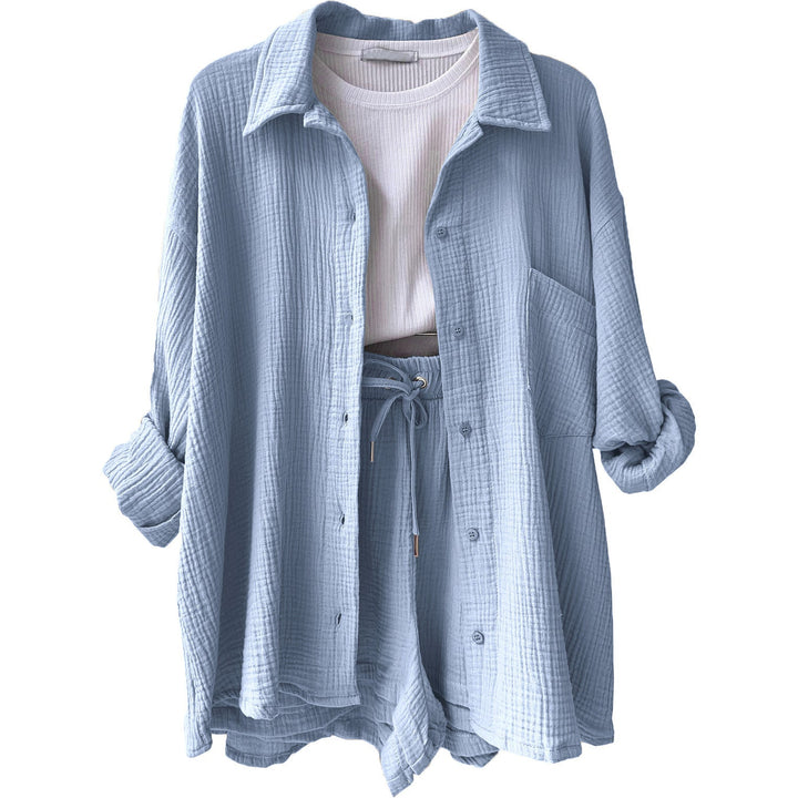 Stilvolles Damen Set: Crop-Top, Shorts und Hemd – die perfekte Kombination für warme Sommertage.