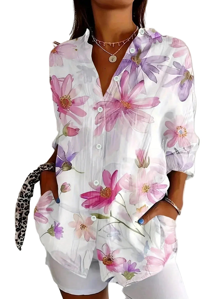 Modell trägt elegante Damen Blumenbluse mit Kragen, Knopfleiste. Perfekt für Frühling, Sommer & Freizeit.