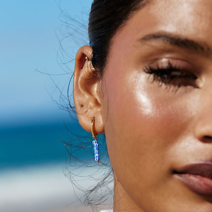 Goldene Damen-Creolen mit blauen Perlen. Wasserfest & hypoallergen. Langlebiger Edelstahl-Modeschmuck.