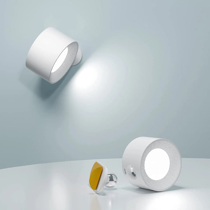 Kabellose, dimmbare LED-Wandlampe, modernes Design für flexibles Licht im Schlafzimmer.
