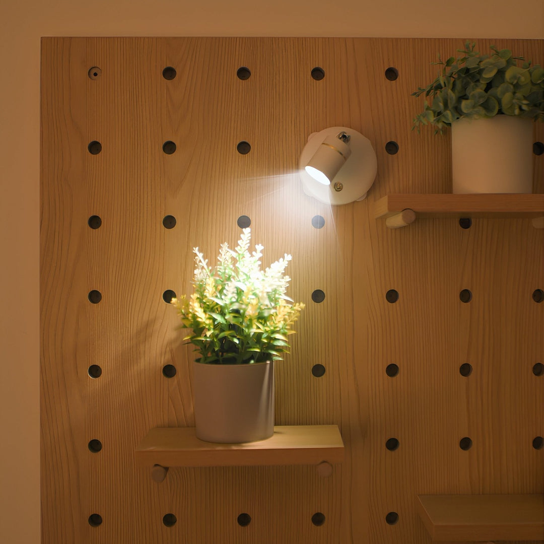 Drahtloser LED-Spotlight für flexible Akzentbeleuchtung, dimmbar, mit Fernbedienung, schwenkbar.