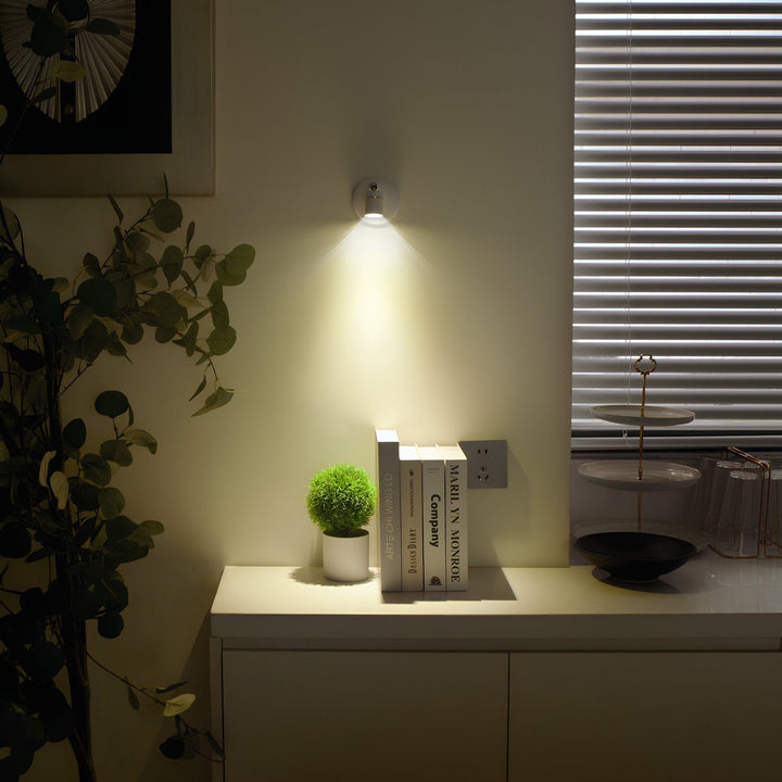 Flexibler LED-Spotlight, schwenkbar, dimmbar, drahtlos, für gezielte Akzentbeleuchtung im Wohnbereich.