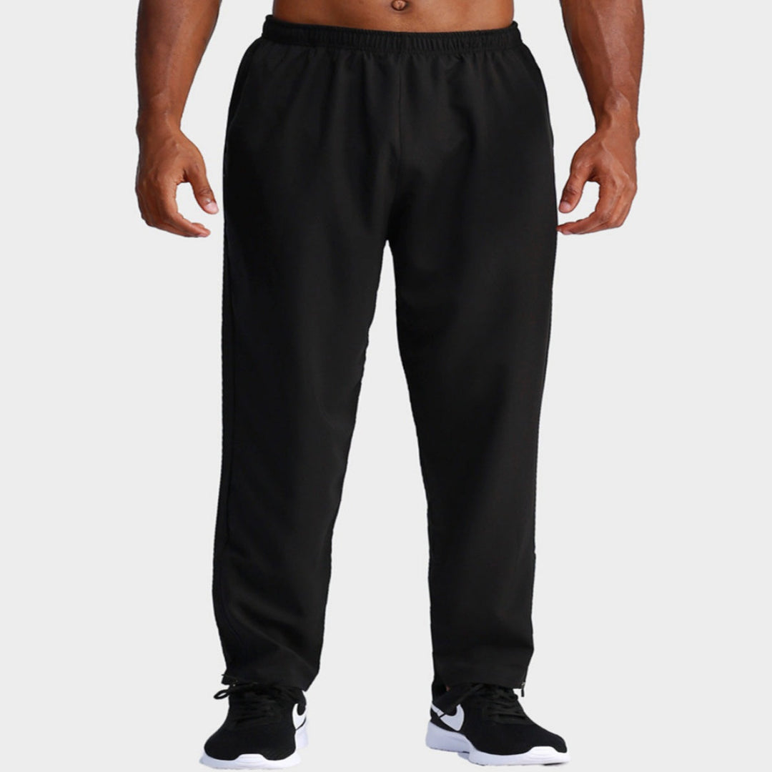 Bequeme Herren Jogginghose in Schwarz, locker geschnitten, ideal für Sport und Alltag.