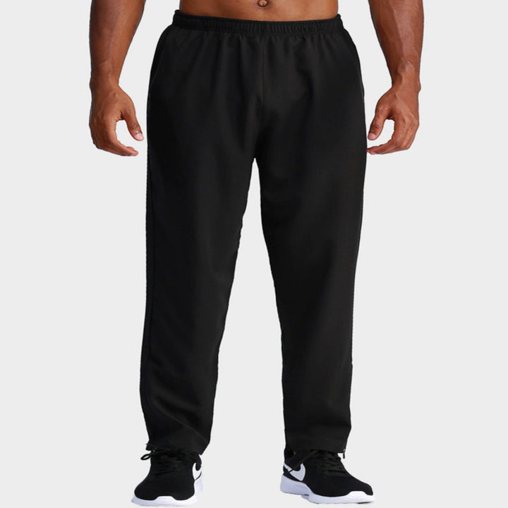 Bequeme Herren Jogginghose in Schwarz, locker geschnitten, ideal für Sport und Alltag.
