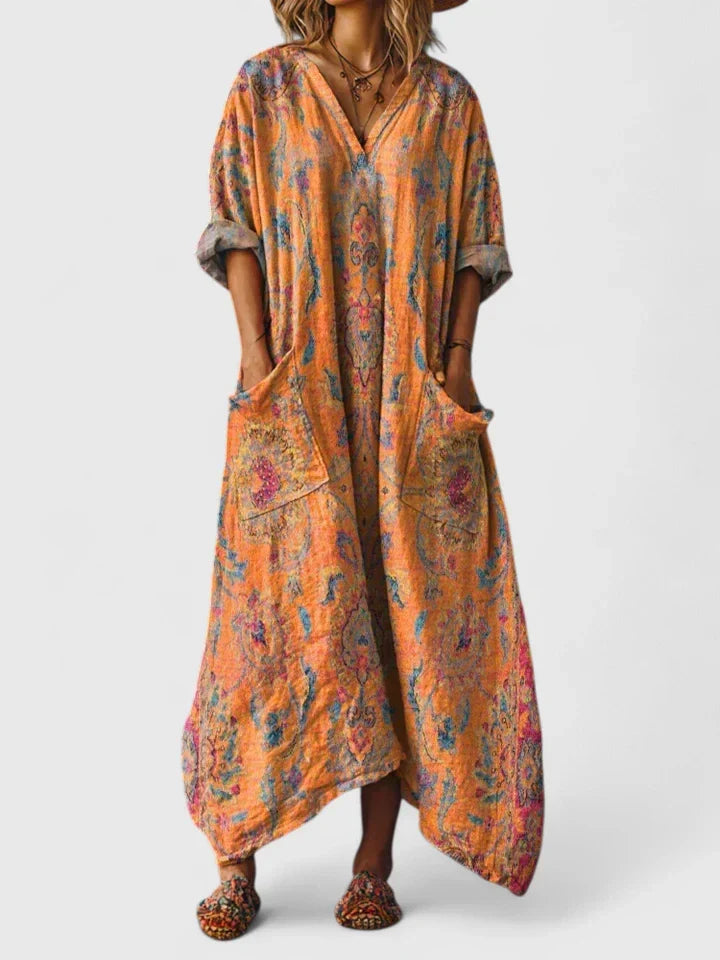 Frau trägt entspanntes Boho Damenkleid, gemustert & fließend, ideal für einen stilvollen Auftritt.
